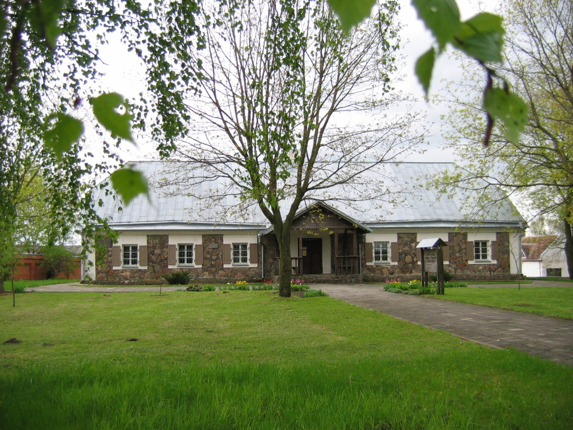 NAISIŲ DVARAS